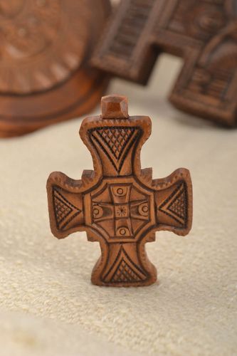 Pendentif croix fait main Bijou ethnique en bois verni Accessoire femme - MADEheart.com