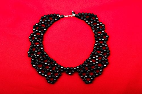 Faux col Accessoire femme fait main noir en perles plastiques Cadeau original - MADEheart.com