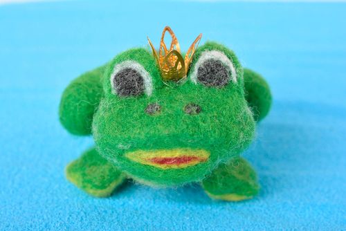 Handgemachte gefilzte Figur Frosch Spielzeug in Grün originelles Geschenk - MADEheart.com