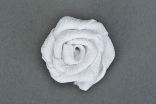 Petite fleur artificielle en tissu blanche faite main pour broche ou barette - MADEheart.com