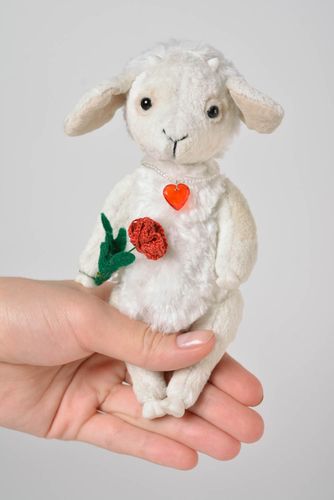 Oveja de peluche hecha a mano juguete de tela regalo original para niña  - MADEheart.com