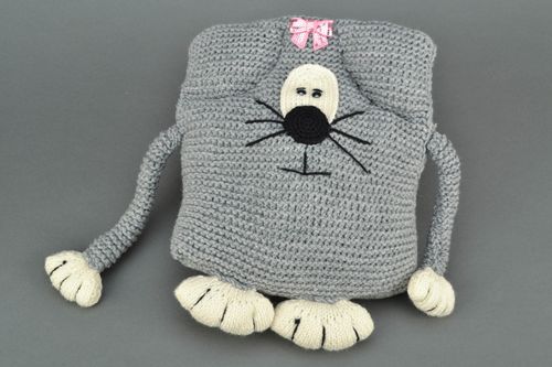 Crochet interior pillow pet - MADEheart.com