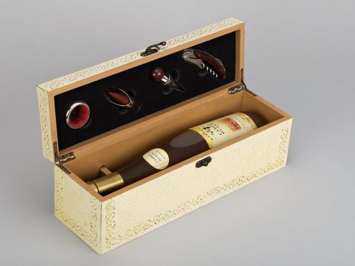 Boîte de vin avec les accessoires - MADEheart.com
