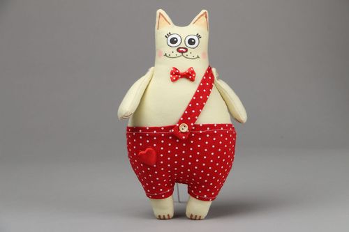 Brinquedo macio de tecido Gato em calças vermelhas - MADEheart.com