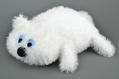 Вязаная игрушка-подушка кот белого цвета - MADEheart.com