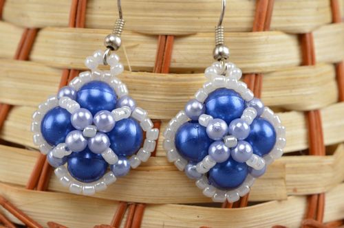 Boucles doreilles en perles de rocaille faites main bleu blanc bijou original - MADEheart.com