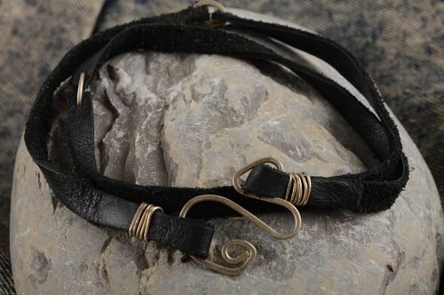 Bracelet en cuir Bijoux fait main noir Accessoire femme original métal cadeau - MADEheart.com