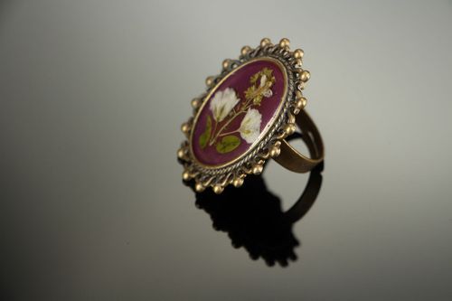 Handmade Ring in Braun Blumenkomposition - MADEheart.com
