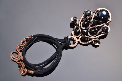 Grand pendentif en cuivre avec perles noires fait main technique wire wrapping  - MADEheart.com