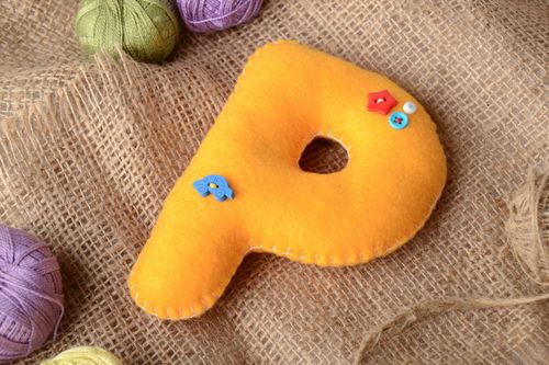 Декоративная буквы игрушка из фетра ручной работы оранжевая мягкая с пуговками - MADEheart.com