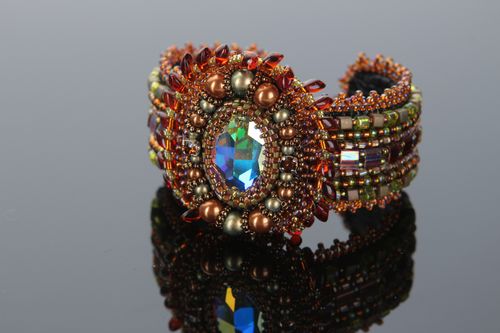 Large bracelet brun avec perles de rocaille et cristal autrichien fait main - MADEheart.com