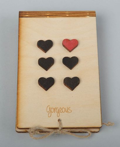 Carnet fait main Bloc-notes original couverture en bois avec coeurs Cadeau femme - MADEheart.com