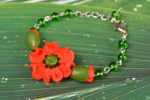 Bracelet en pâte polymère Fleur de pavot rouge perles de verre chaîne fait main - MADEheart.com