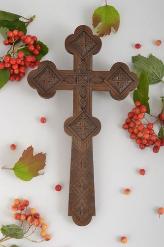Croix en bois fait main Objet religieux design mural brun Déco maison original - MADEheart.com