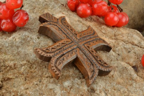 Croce di legno fatta a mano crocetta intagliata originale in legno da collo - MADEheart.com