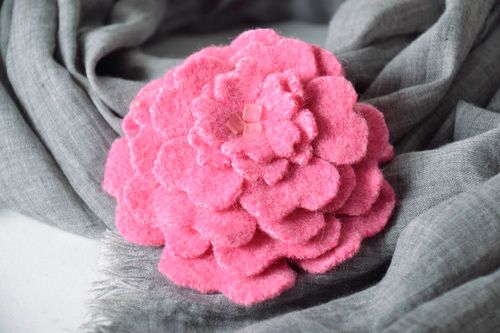 Broche fleur en laine rose Dahlia - MADEheart.com