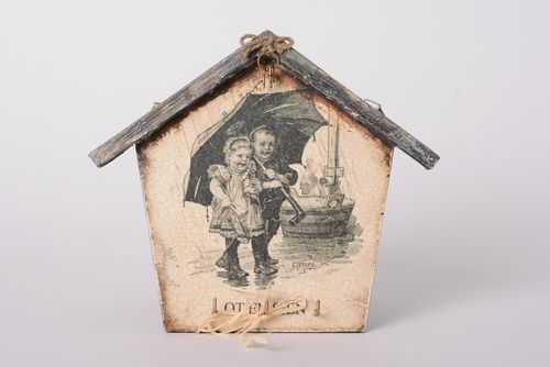 Cassetta porta-chiavi di legno fatta a mano a forma di casa da parete - MADEheart.com