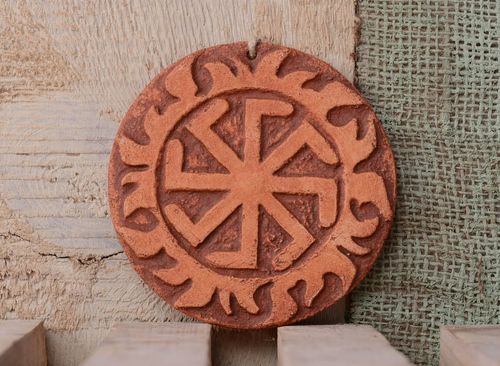Prato-amuleto artesanal de argila decorado com engobesCruz da Virgem Lada - MADEheart.com