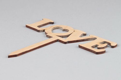 Placa de madeira com inscrição LOVE - MADEheart.com