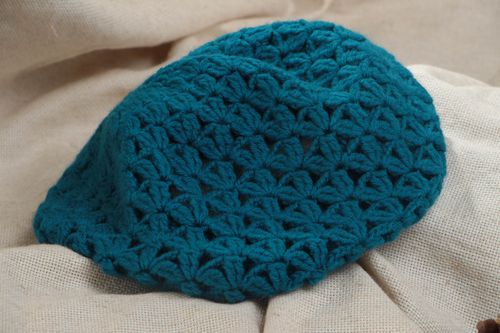 Béret tricoté en laine naturelle au crochet turquoise foncé ajouré fait main - MADEheart.com