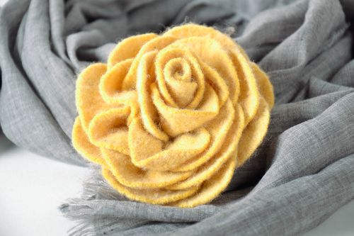 Broche fleur en laine Rosier thé  - MADEheart.com