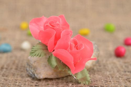 Pinza de pelo con flores artificiales infantil hecha a mano bonita rosada - MADEheart.com