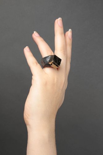 Bague pate polymere Bijou fait main noir Accessoire pour femme original - MADEheart.com