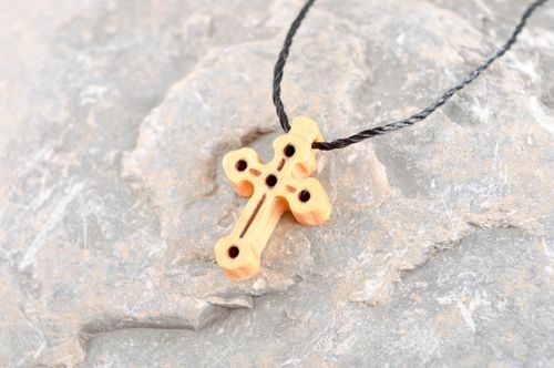 Croce di legno fatta a mano crocetta originale intagliata in legno con laccio - MADEheart.com