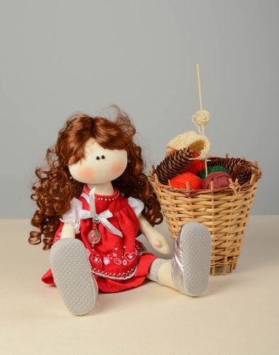 Poupée molle faite main de tissus de lin et tricot en robe rouge pour enfants - MADEheart.com