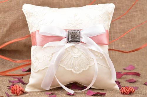 Cojín de boda para anillos hecho a mano de raso blanco con encaje original - MADEheart.com