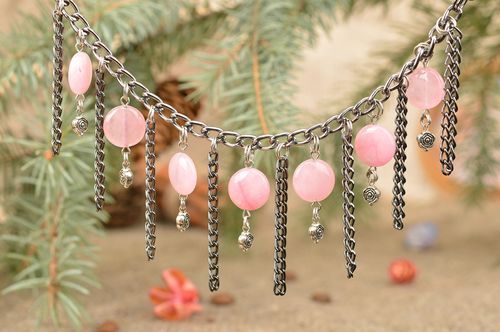 Collier avec chaînettes perles plates roses et breloques fait main pour femme - MADEheart.com
