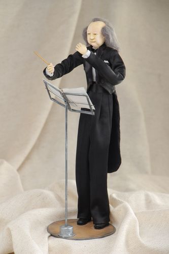 Handgemachte Interieur Puppe Dirigent mit Haaren aus Paperclay auf Ständer - MADEheart.com
