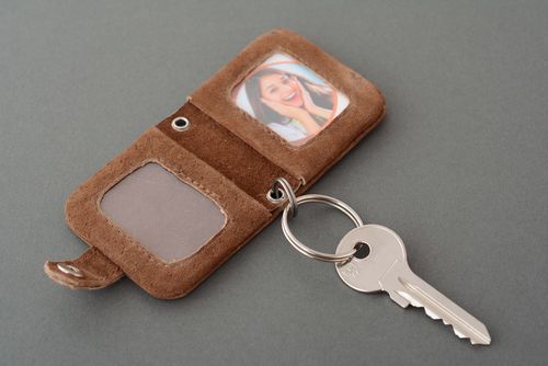 Leather key chain with a photo frame - MADEheart.com