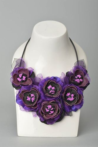 Collier fleurs violettes Bijou fait main en cuir et soie Cadeau pour femme - MADEheart.com