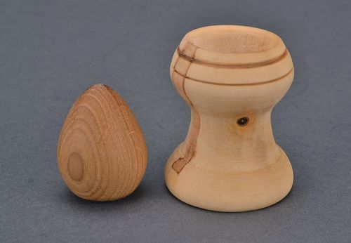 Oeuf décoratif sur support en bois artisanal  - MADEheart.com