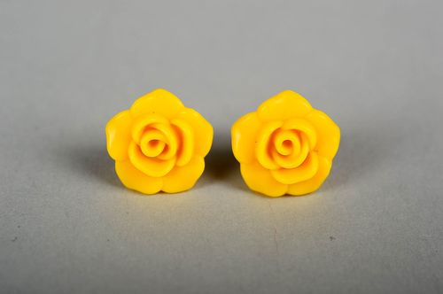 Красивые серьги хэнд мэйд желтые серьги гвоздики украшение из пластика - MADEheart.com
