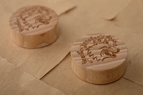 Handmade Plugs aus Holz mit Gravierung - MADEheart.com