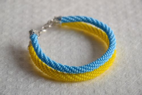 Двойной браслет из чешского бисера плетеный жгут ручной работы желтый с голубым - MADEheart.com