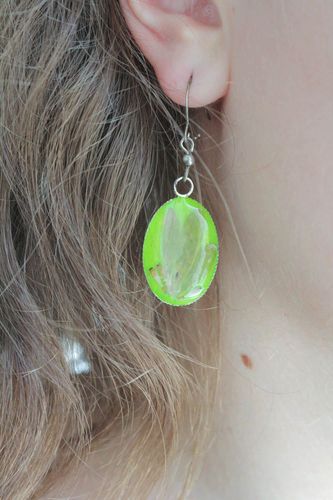 Ovale grüne Ohrringe mit Strohblumen Greller Herbst - MADEheart.com