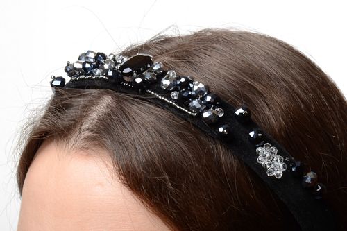 Schwarzer festlicher schimmernder handgemachter Haarreif mit Glasperlen für Damen - MADEheart.com