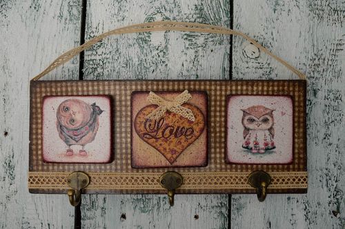 Wooden wall key hanger made using decoupage technique - MADEheart.com