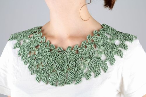Cuello decorado de color verde - MADEheart.com