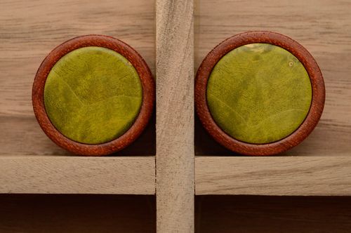 Handmade Plugs aus Holz - MADEheart.com