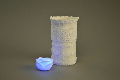 Lámpara artesanal calada con encajes clara original bonita hecha a mano - MADEheart.com