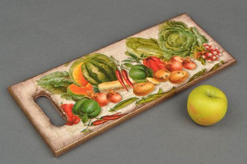 Decorative cutting board made using decoupage technique - MADEheart.com
