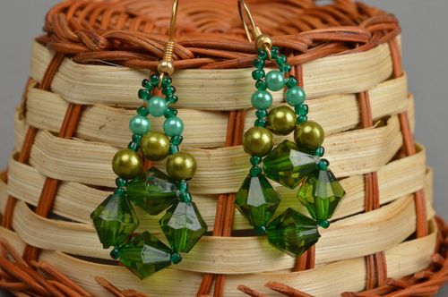 Elegante grüne massive handgemachte Ohrringe aus Glasperlen für stilvolle Damen - MADEheart.com