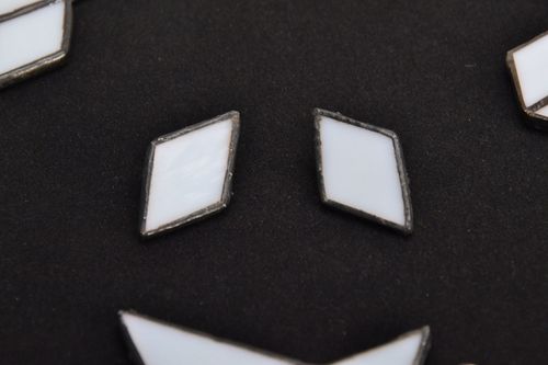 Diamond-shaped glass earrings - MADEheart.com