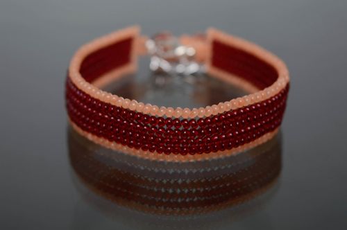 Bracelet en perles de rocailles rouge foncé fait main - MADEheart.com