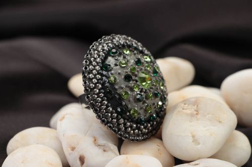 Bague originale en perles de rocaille et bouton faite main ovale bijou stylé - MADEheart.com