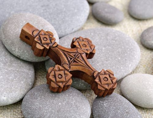 Pendentif croix en bois fait main - MADEheart.com
